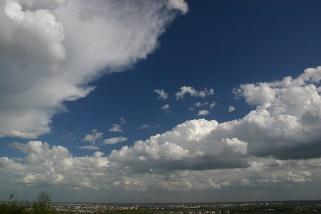 ALTOCUMULUS CASTELLANUS (Ac cas) bástyafelhő Jelenléte a troposzféra középmagas szintjének labilitását