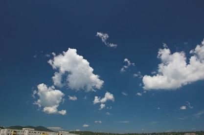 CUMULUS (Cu) gomolyfelhő Éles körvonalú, sűrű, különálló felhő; függőleges irányban fejlődik növekvő