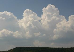 CUMULUS CONGESTUS (Cu con) tornyos gomolyfelhő Az erőteljes növekedés eredményeként kialakuló felhőtípus.