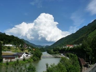 Zivatarfelhő vagy Cumulonimbus (Cb): gomolyfelhő továbbfejlődéséből keletkező igen sűrű, vastag felhő, alakja oldalról hegyekre vagy toronyra emlékeztet.