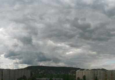 kezdődik, és a csúcsok szétterülésével fokozatosan alakul ki a rétegfelhő. Stratocumulus cumulogenitus jöhet létre az erős szélnyírásban megdőlő gomolyfelhők felső részéből is.