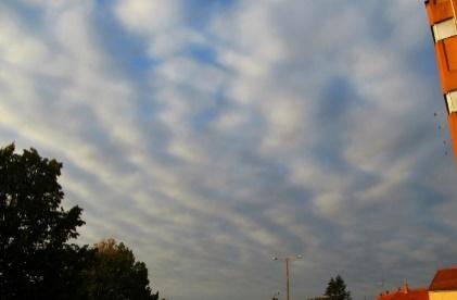STRATUS (St) rétegfelhő Szürke, jellegtelen felhőréteg, egyenletes felhőalappal, általában nagy horizontális