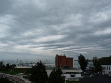 A Stratus felhőzet tipikus megjelenésekor csak homogén szürkeséget látunk az égen, ilyenkor egyhangú, párás, ködös