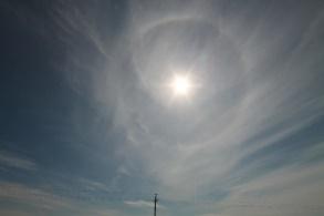 CIRROSTRATUS (Cs) fátyolfelhő Áttetsző, fehéres felhőfátyol, szerkezete rostos, fonalas, vagy sima.