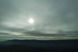 A csillagok fénye segítségünkre lehet, hiszen abban az esetben, ha homályosan, de láthatók a csillagok, akkor valószínűleg Cirrostratus van felettünk és nem Altostratus.