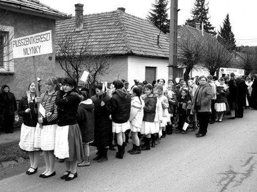 településünk hírnevét. A rengeteg fi atal aktivitása, közreműködése megbecsülendő érték. A munkába való bevonásuk a közösség sikerének, ill. továbbélésének záloga.