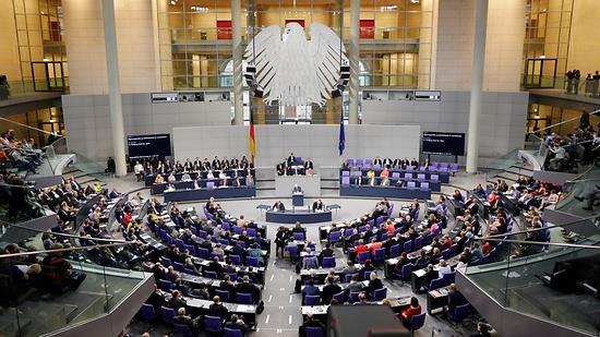 Reichstag Energiahatékonyság Az ülésterem tetejéről apró tükrök szökőkútja nyúlik fel a magasba