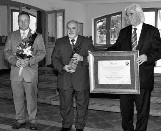 diplom osvedčujúci, že od tohto dňa mu patrí titul Čestný občan mesta Veresegyház. Diplom Počas primátorského pôsobenia oživil styky medzi Šahami a Veresegyházom.
