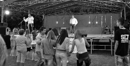 Poľovníci sa pohybovali okolo kotlov, aby bol na poobedie hotový guláš. V strede športového ihriska už od piatka stálo javisko, na boku chlapi fúkali šmýkačku, každý sa pripravoval na deň obce.