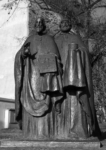 Solúnski bratia pred bránou do hradu od Ľudmily Cvengrošovej. Foto: Juraj Novák, 2008. v sekundárnej polohe v sutine neskororománskeho kostola.