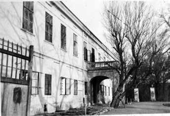 Obr. 5. Hlavná fasáda v roku 1930. Zdroj: archív Oľgy Loveckej. Obr. 6. Časť dvora a kaštieľ v roku 1932. Zdroj: archív Oľgy Loveckej. Kaštieľ si však vyžadoval opäť obnovu a rekonštrukciu.