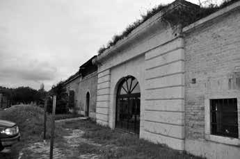 Nutné je však uznať, že novostavba nepôsobí rušivo. Foto: Z. Bobáň, 2014. Označenie bastiónu V. vytesané do ružového vápenca z lomu v maďarskom Süttő. Foto: autor, 2014.