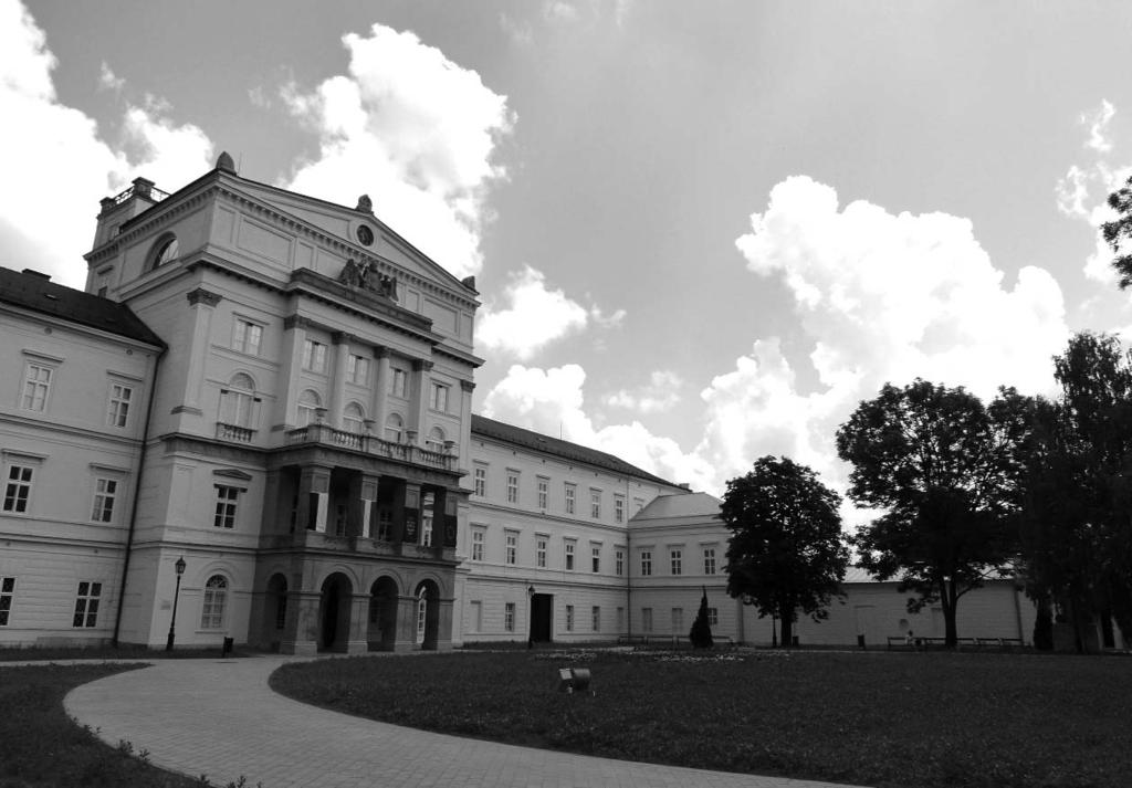 A múló idõ sodrában D OKUMENTUM 2013. május 15-én, 16.00 órakor Orbán Viktor miniszterelnök adta át a felújított apátsági látogatóközpontot Zircen.