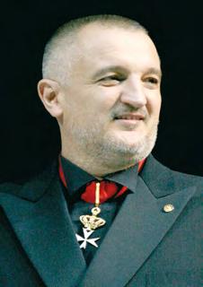 Përgatitja për festat Në jetën e të gjithëve është shumë e rëndësishme përgatitja për festat e krishtlindjes që po afrojnë, secili e zgjedh në mënyrën e vet dhuratat personale dhe për të dashurit e