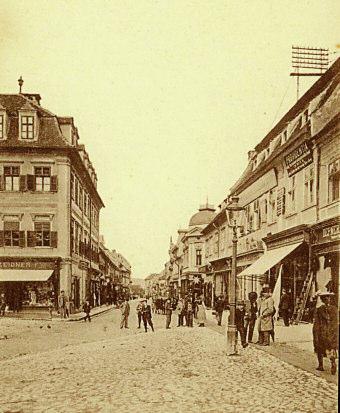 Abundenţă de localuri Patronii de localuri o duceau bine, dacă e să ne luăm după o statistică în 1920, la Braşov, exista o crâşmă la 200 de locuitori.