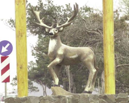 8 aprilie 2014 Monument vandalizat Unul din cei cinci cerbi montaţi recent la intrările în oraş a fost van - dalizat.