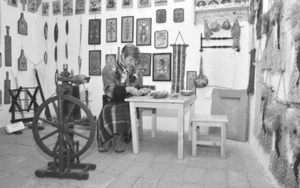De la linguri de lemn sau sculpturi până la obiecte decorative împletite din sfoară şi covoraşe, toate sunt depozitate în micul muzeu înfiinţat în incinta turnului.