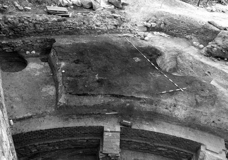 10. kép: Az Öntőház udvar K-i felét elfoglaló Zsigmond kori(?) gazdasági épületének égett járószintje (előtérben az Ybl-féle Északi pavilon külső lépcsőjének téglafalai 1. szelv.) Fig. 10: 10.