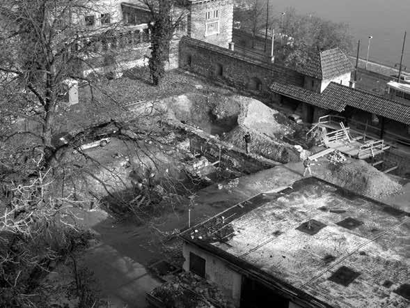 ra bukkantunk. Nagyjából az előzetesen várt helyen rátaláltunk a látképeken a 16. századtól, a helyszínrajzokon a 17. század végétől szereplő két, téglalap alaprajzú építmény (3.