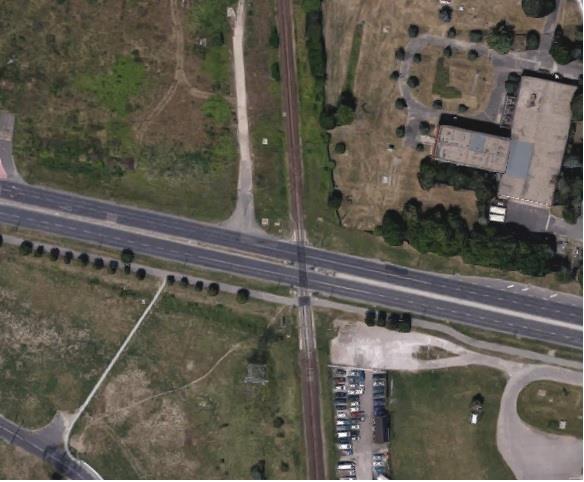 4. ábra: Az útátjáró kialakítása (forrás: Google Earth) A vasúti átjáróban jelfogós rendszerű, önműködő fény- és félsorompó üzemel.