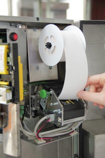 Az új tekercs végét helyezze bele a nyomtató részbe. Fontos, hogy egyenesen, merőlegesen álljon. A nyomtató automatikusan behúzza a tekercs végét.