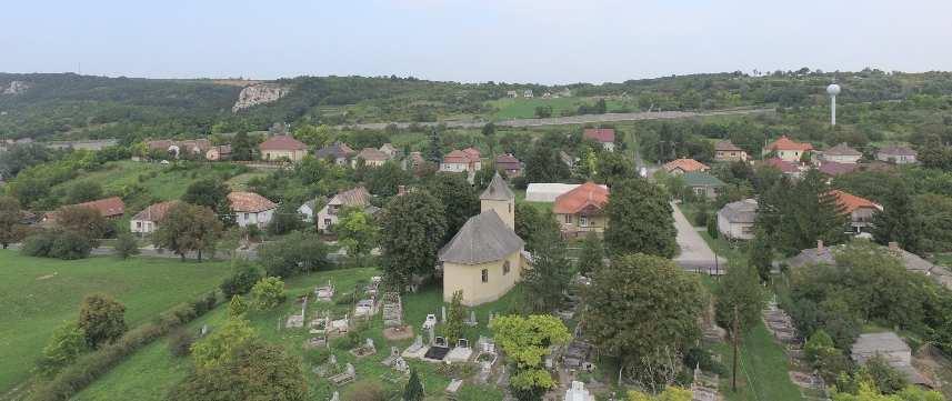 Óbarok a középkorig visszanyúló történetű település, mely a Közép-dunántúli régióban, a Vértes és a Gerecse hegység lábánál fejér megye északi részén helyezkedik el, a megyeszékhelytől 50 kilométeres