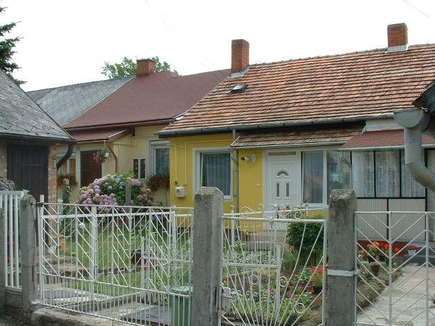 Nem kellett sok idő hozzá, családok alakultak és szép lassan kinőtték őket.
