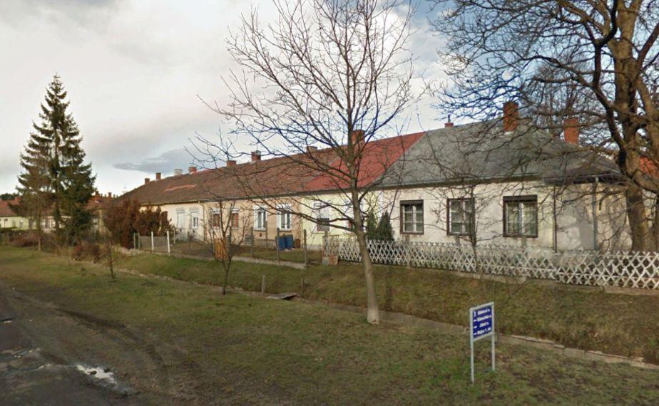 előtér, és konyhával felszerelt kis otthonokat. A házakat keskeny utcák, igen kis előkert választja el egymástól.