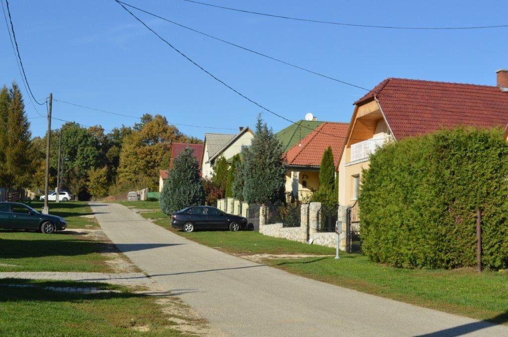 CSÁRDAHEGY és ÚJTELEP A Csárdahegyen 1928-ban egy sváb család (Hartmann család) épített egy csárdát, mely néhány éve már nem működik.