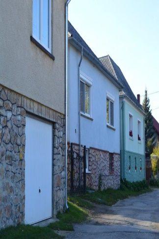 AJTÓK, ABLAKOK Az épületek megjelenését és hangulatát a nyílászárók nagyban befolyásolják. A zárt épülettömeggel így nyitunk a külvilág felé, ezért nem mindegy, milyen módon tesszük ezt.