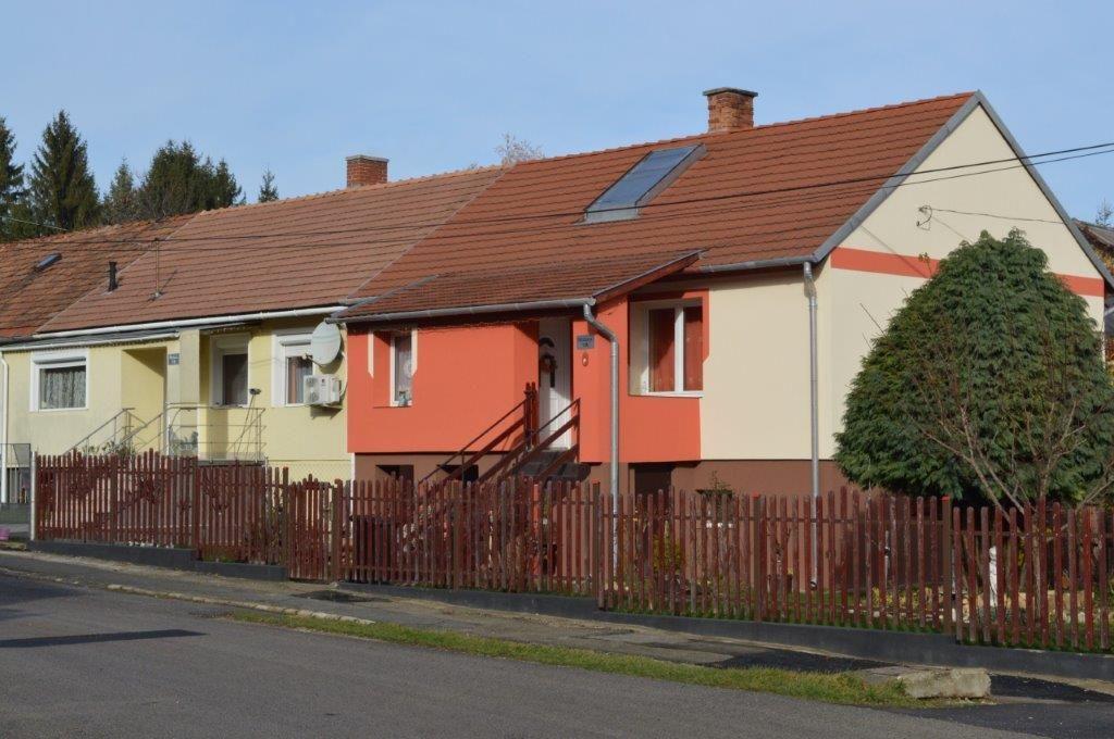 HOMLOKZATKÉPZÉS, ANYAGHASZNÁLAT Az épületeink burkolása, vakolatának színezése, megmunkálása mindig is kedvelt tulajdonosi eszköz volt. Használjuk bátran, de figyeljünk a végső összképre!