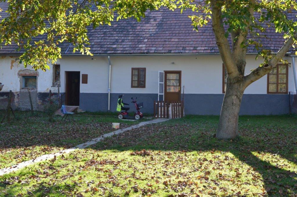 A jól megválasztott burkolat nem csak a hangulatot, hanem az épület védelmét is szolgálja. Az épületek homlokzati kialakításánál az esztétikum mellett fontos, hogy jól illeszkedjen környezetéhez.