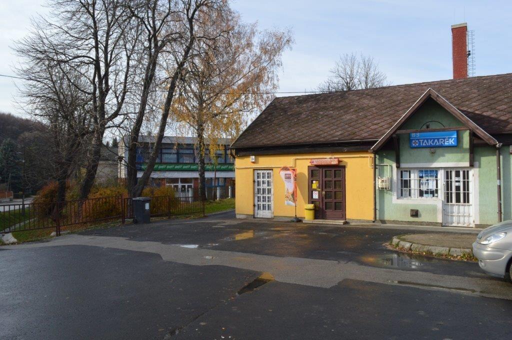HIRDETÉSEK, REKLÁMTÁBLÁK 8 A közterületre kirakott hirdető táblák, cégérek, reklámfelületek nagyban befolyásolják az utcaképet, ezért oda kell figyelni arra, hogyan hirdetjük