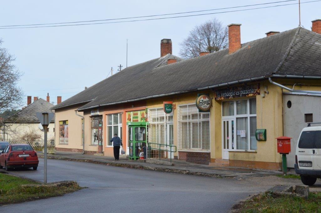A hirdetés lényege a tájékoztatás, ezt tehetjük utcaképbe illően is.