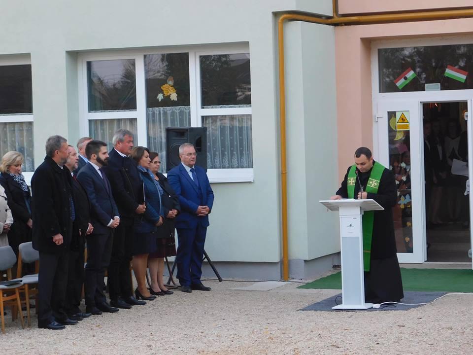 költségeket. További 590 millió forintot fognak költeni 2020- ig az iskolában új eszközökre, felszerelésekre és tornacsarnok is épül.