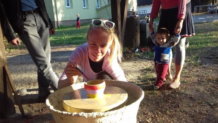 nekik a sokaknak élményt nyújtó ugráló várat.