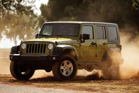 Az új Wrangler továbbra is megmaradt hamisítatlan, kőkemény terepjárónak. Férfias szerkezet Az, hogy nem városi puhányoknak tervezték, a kezelőszervek működtetésében is megmutatkozik.