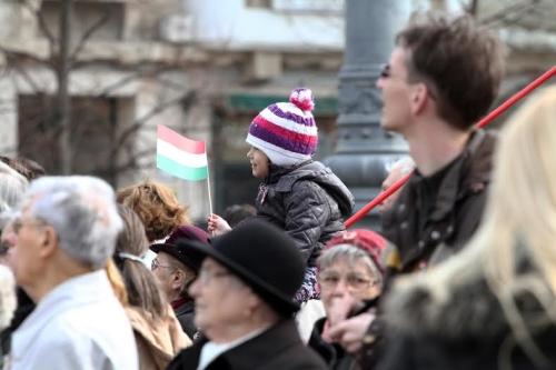 Ezt kívánva mindannyiunknak, hajtsunk fejet nemzetünk hősei előtt! éljen a magyar szabadság, éljen a haza! éljen Debrecen - zárta beszédét Papp László.