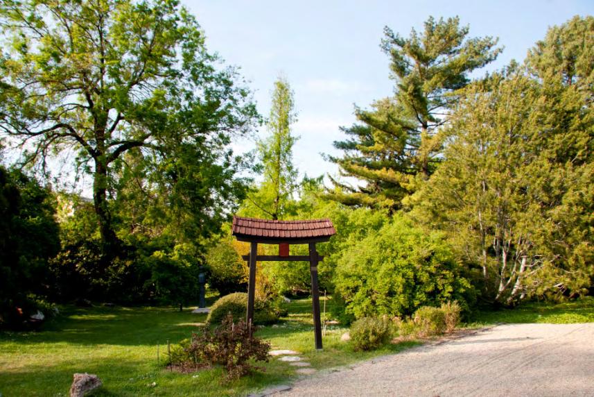 A japánkertek kapui a shinto szentélyekből eredeztethetőek, ott a megszentelt területre való