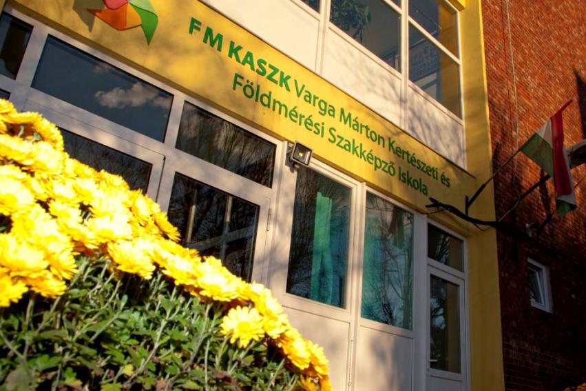 Iskolánk a rendszerváltás óta viseli az alapító igazgató, Varga Márton nevét (fotó: KÖLES GÁBOR) 2001-ben az iskola alapításának 75.