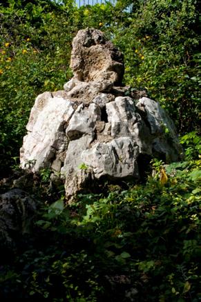 136 Kertünkben jelenleg a telekhatáron áll a távolságérzetet keltő Fuji-san stilizált havas csúcsával. Szimbolikus, kb. 1,3m magas, kemény mészkő kompozíció.