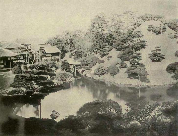 Az 1893-as Conder könyvben szereplő Fuji-sant megformáló kertrészről készült fotó Tokióból, a Tsuyama kertből.