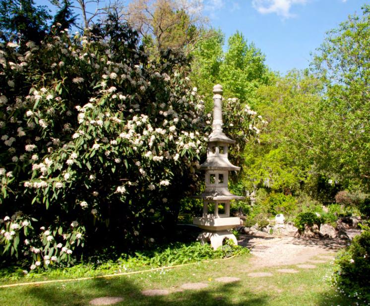 A pagoda formájú kőmodell nappal és éjszaka.