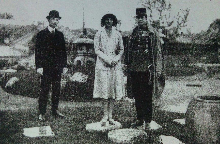 Teaház (sukiya) és lugas (azumaya) Az eredeti terven és a korabeli felvételeken a Daru szigetre vezető út 219 jobb oldalán egy nagyobb, hordóra emlékeztető formájú mázas kézmosó (chōzubachi) tűnik