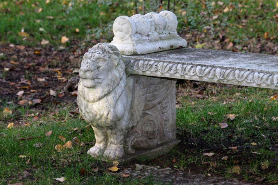 Oroszlános padok 2016-ban. (Fotó: KÖLES GÁBOR) A lugasra egy matuzsálemi korú trombitafolyondár fut fel.