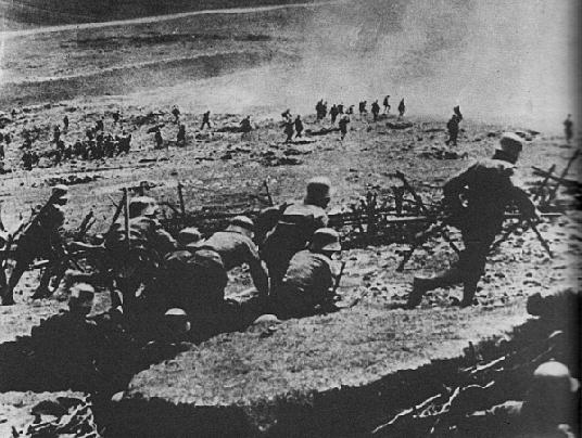 Az isonzói harcvonalra vezényelték, ahol őrmesteri rangfokozatban vett részt az irtózatos harcokban.