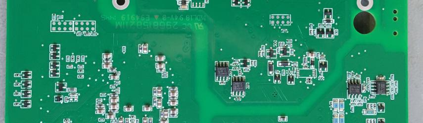 Alatta a kisebb egy Texas Instruments F28M35H52C1RFPQ csoda, egy Concerto családú processzor,