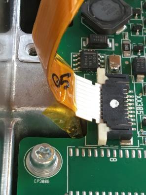 Mondanom sem kell, nem autóipari chip, doksijában említést sem tesznek a kötelezı AEC Q100 autóipari minısítésrıl.