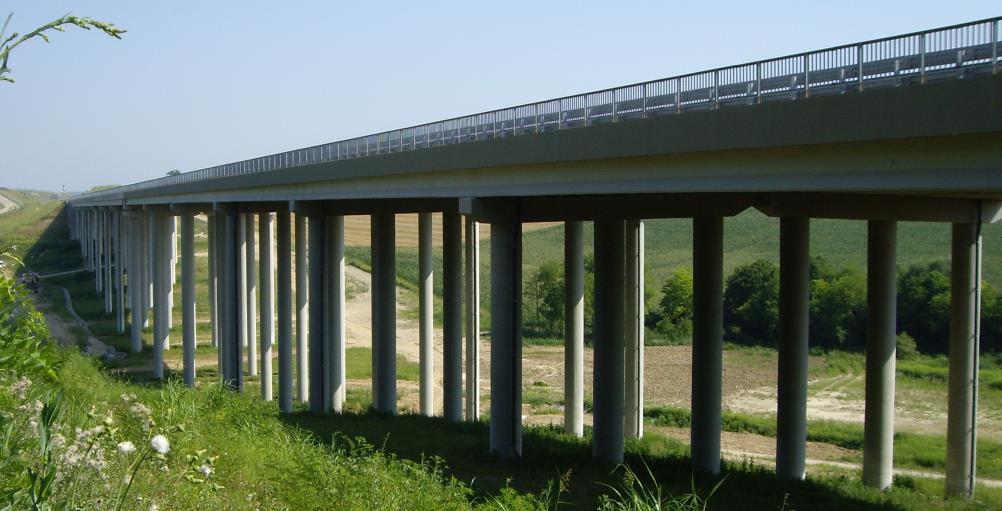 építés éve: 2009 vasbeton FCI 120 feszített hídgerendák külön bal és jobb pálya