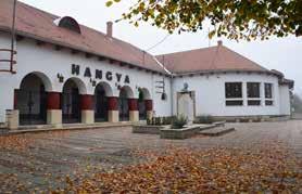 Kissé távolabb a Hangya múltnak állít emléket a Sajnovics téren található Művelődési ház.